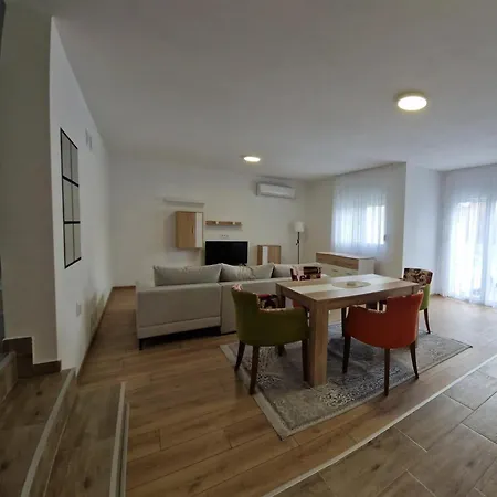 Milos - Centar Grada Free Parking Βράνιε